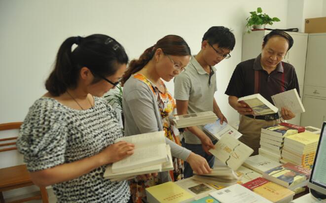 場工會(huì)開展“重溫歷史、重讀經(jīng)典”讀書月系列活動(dòng).jpg