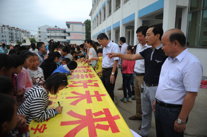 淮海社區(qū)開展“人人爭當環(huán)保小衛(wèi)士”環(huán)保月活動.jpg