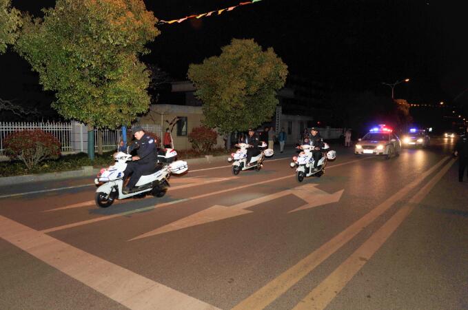 淮海派出所進(jìn)行夜間 “警燈閃爍”巡查.jpg